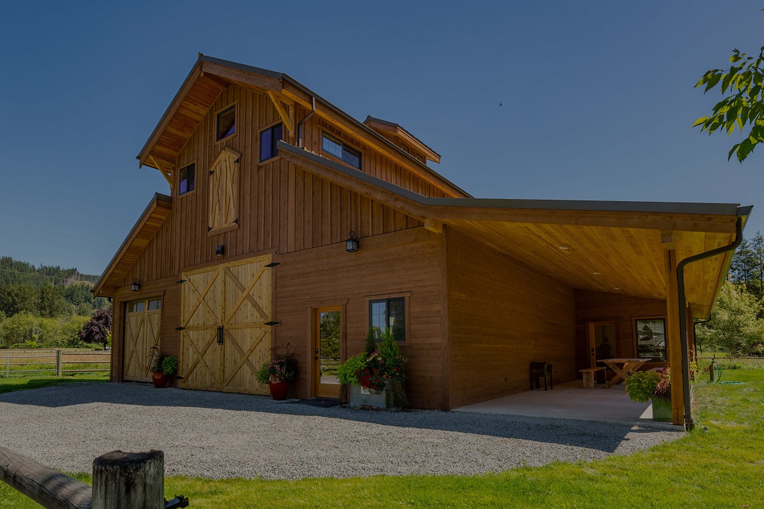 This all-wood monitor style apartment barn is a beautiful addition to the property.